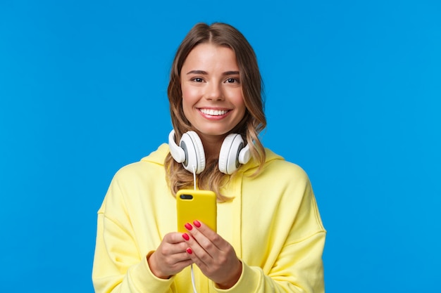 Femme blonde dans un sweat jaune