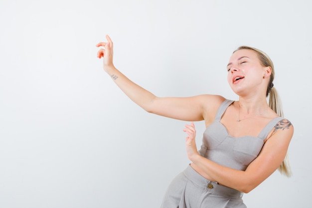 Photo la femme blonde danse sur fond blanc