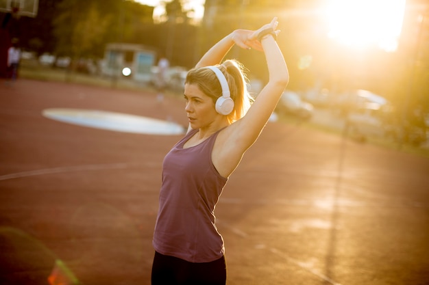 Femme blonde élancée faisant des étirements avant l&#39;entraînement