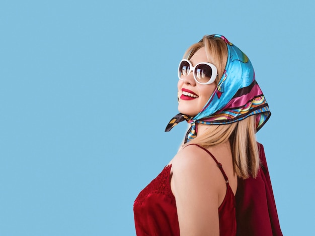 Femme blonde fantaisie avec maquillage en foulard et lunettes de soleil