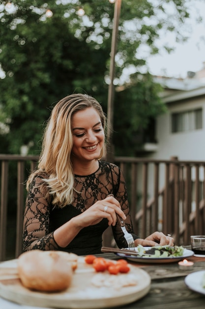 Femme blonde à une fête barbecue