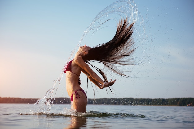 Femme blonde sur fond d'eau