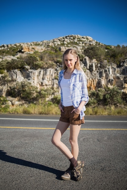 Femme blonde avec les mains dans un pantalon