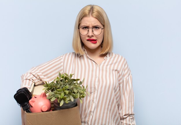 Femme Blonde à La Perplexité Et à La Confusion, Mordant La Lèvre Avec Un Geste Nerveux, Ne Sachant Pas La Réponse Au Problème