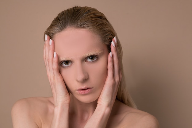 Femme blonde. Une photo de taille d'une jeune femme blonde