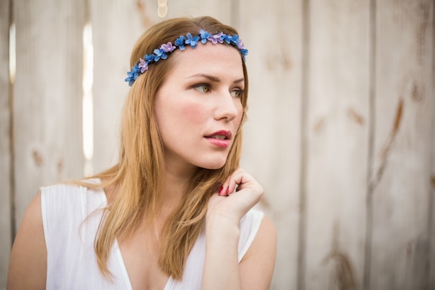 Femme blonde portant le bandeau à la recherche