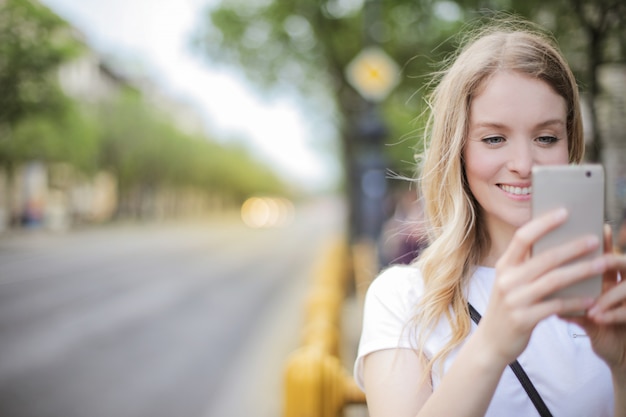 Femme blonde prenant une photo