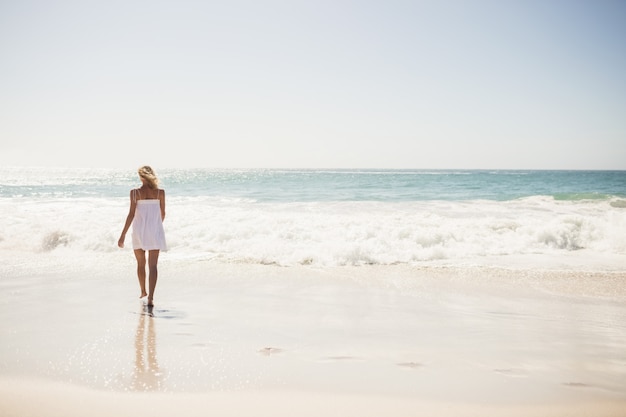 Femme blonde près de l'eau