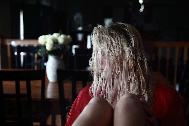 Une femme blonde qui détourne les yeux.