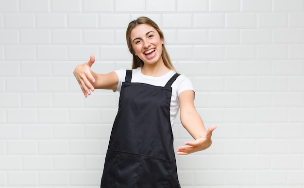 Photo femme blonde à la recherche de bonheur, arrogant, fier et satisfait de soi