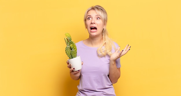 Femme blonde à la recherche désespérée et frustrée, stressée, malheureuse et agacée, criant et hurlant