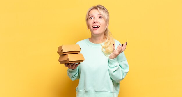 Femme blonde à la recherche désespérée et frustrée, stressée, malheureuse et agacée, criant et hurlant