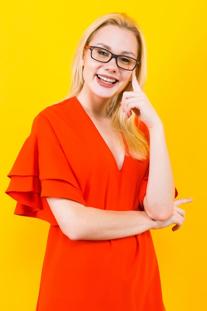 Femme blonde en robe rouge