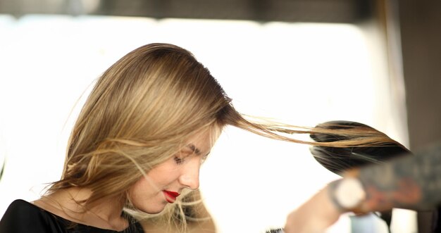 Une femme blonde se fait photographier en gros plan.