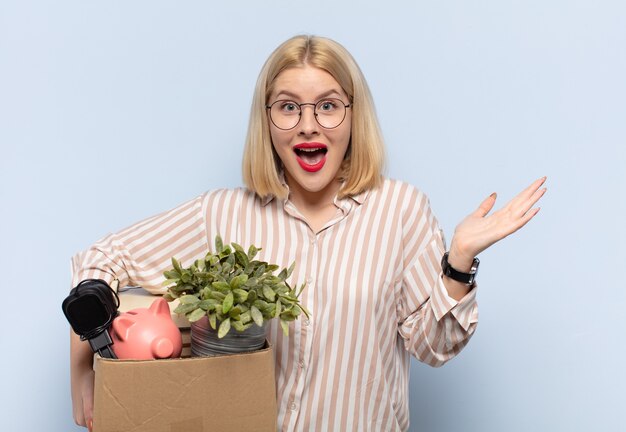 Femme blonde se sentant heureuse, excitée, surprise ou choquée, souriante et étonnée de quelque chose d'incroyable