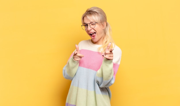 Femme blonde souriante avec un positif