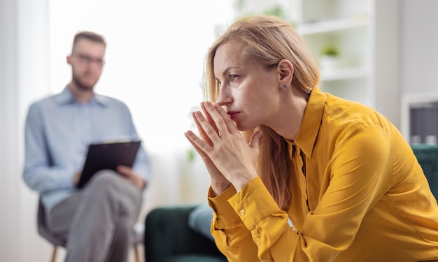 Femme blonde stressée au psychologue parlant