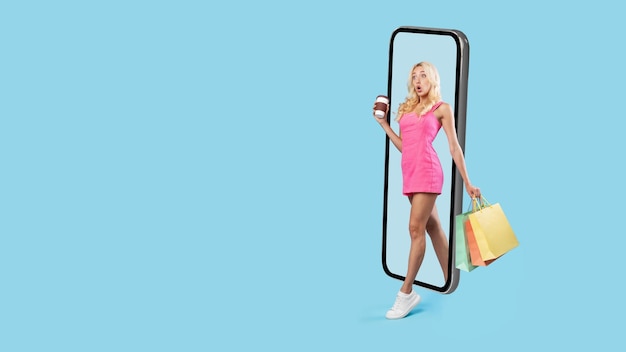 Femme blonde surprise sortant de son téléphone portable avec du café et des sacs