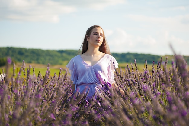 Femme blonde sur le terrain du jardin en été