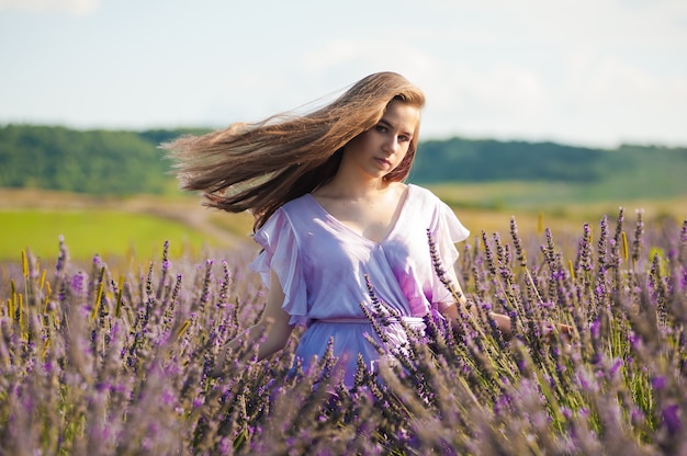 Femme blonde sur le terrain du jardin en été