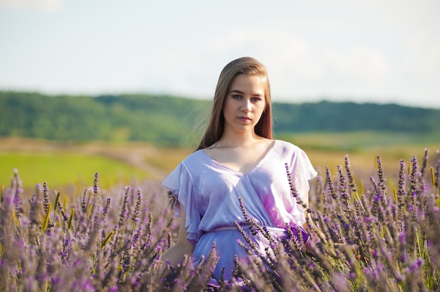 Femme blonde sur le terrain du jardin en été