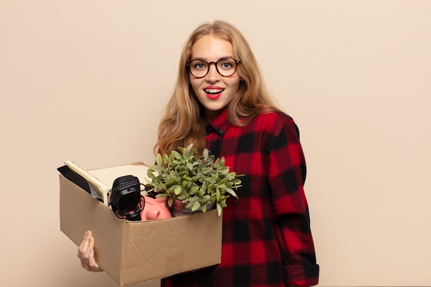 Femme blonde à très choqué ou surpris, regardant avec la bouche ouverte en disant wow