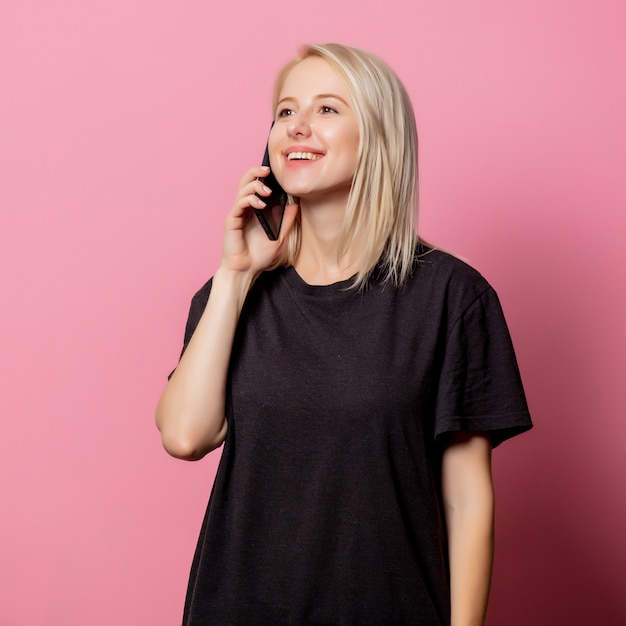 Femme blonde en tshirt noir et téléphone portable