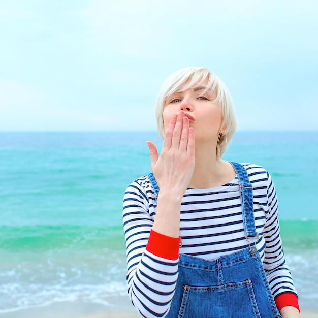 femme blonde en vacances au bord de la magnifique mer bleue