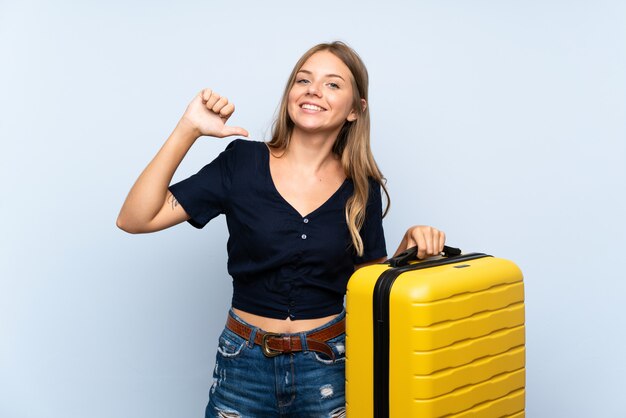 Femme blonde voyageur avec valise fière et satisfaite