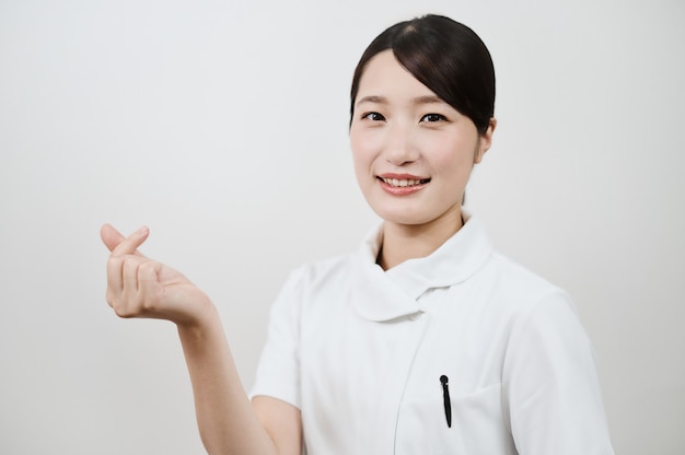 Une Femme En Blouse Blanche Faisant Une Marque De Coeur Avec Ses Doigts