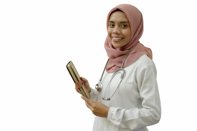 Une femme en blouse blanche avec un stéthoscope autour du cou tient un dossier.