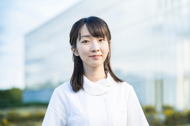 Femme en blouse blanche