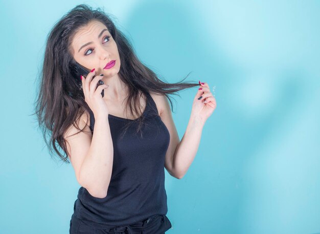 femme sur le blouse pour le noir et le téléphone