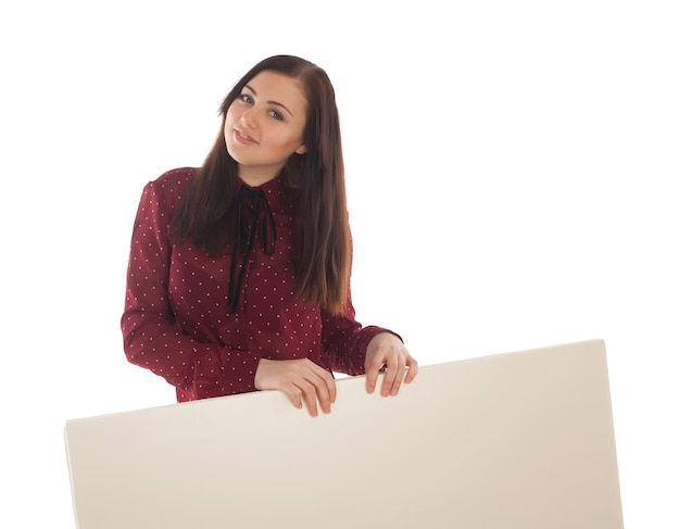 Femme en blouse rouge tient une toile