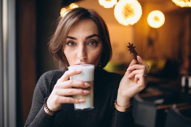 Femme, boire, café, à, biscuit, étoile, dans, a, café