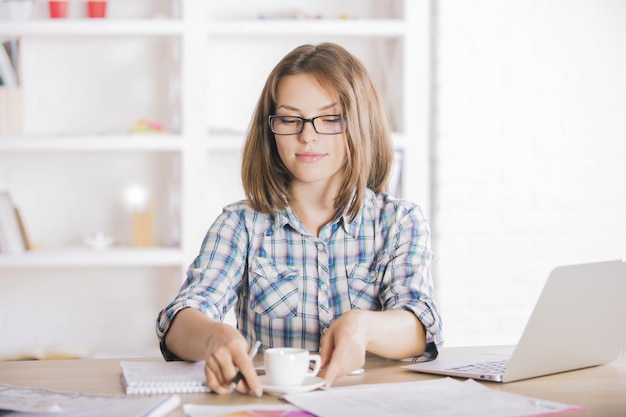 Femme, boire, café, bureau