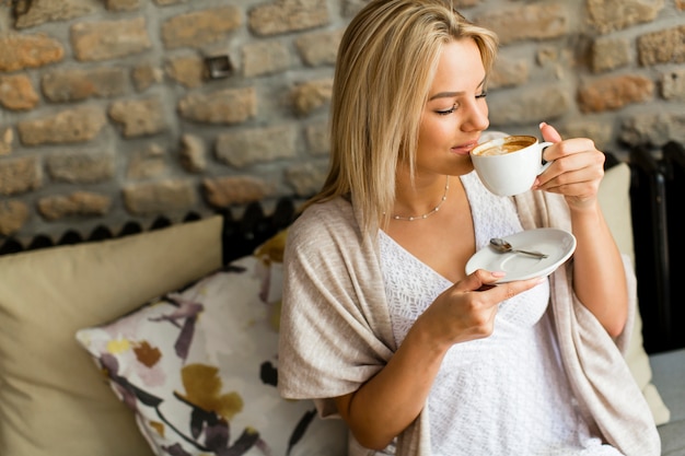 Femme, boire, café