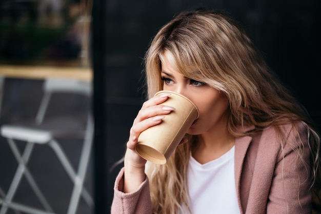 Femme boire du café à l'extérieur