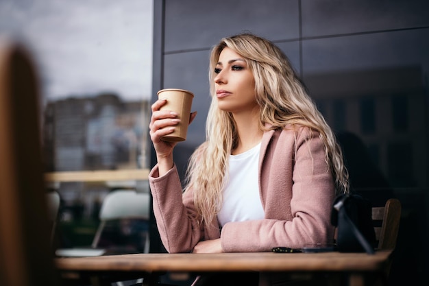 Femme boire du café à l'extérieur