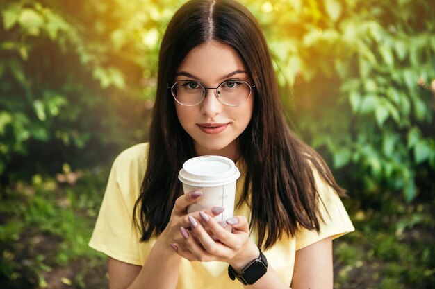 Femme boire du café à l'extérieur