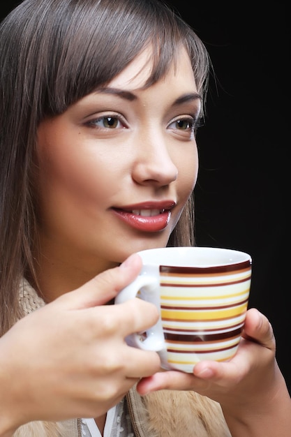 Femme de boire du café