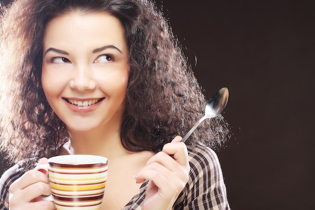 Femme de boire du café