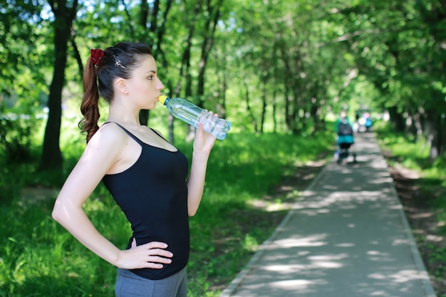 femme, boire, eau, sport