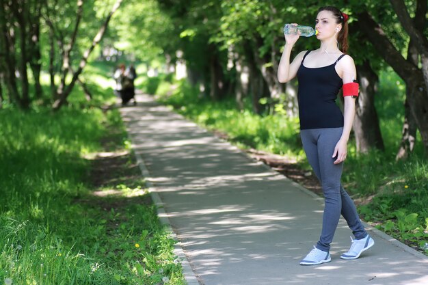 femme, boire, eau, sport