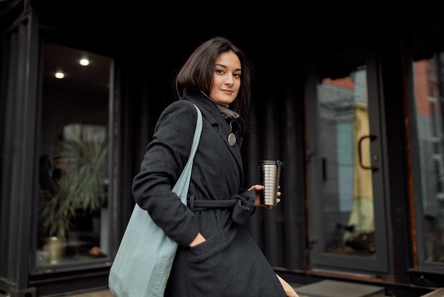 Femme avec boisson à emporter dans la rue