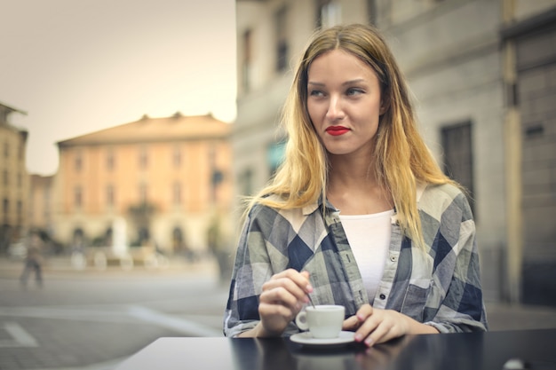 Femme boit un café