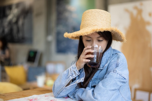 Une femme boit du café dans un café.