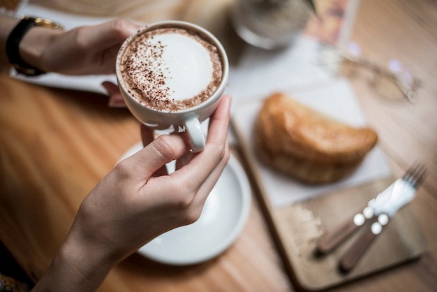 femme boit du café