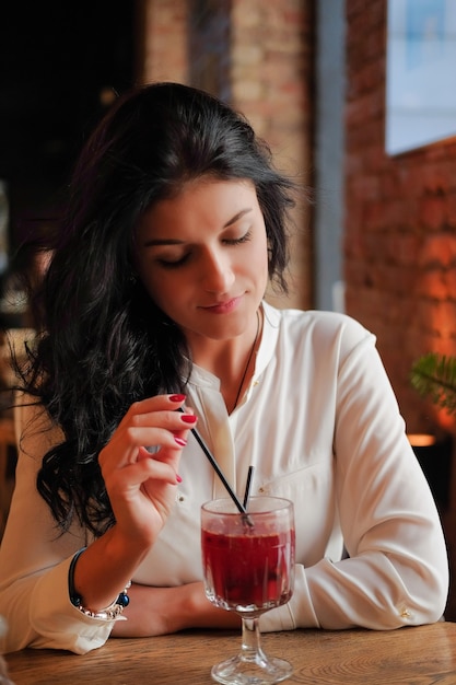 Femme boit du vin chaud au restaurant ou au café.