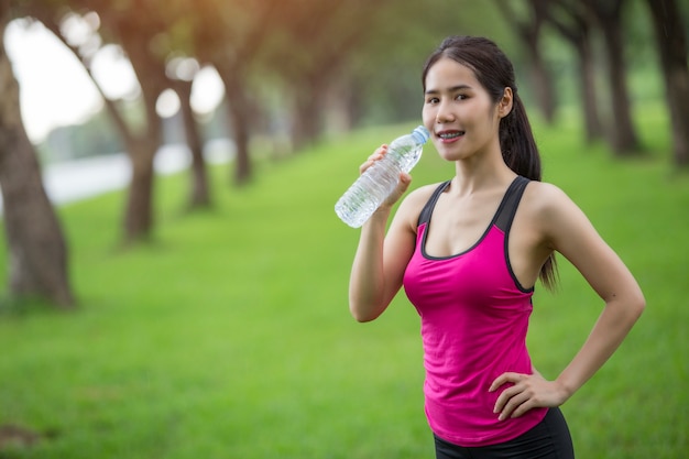 femme boit de l&#39;eau de l&#39;exercice.